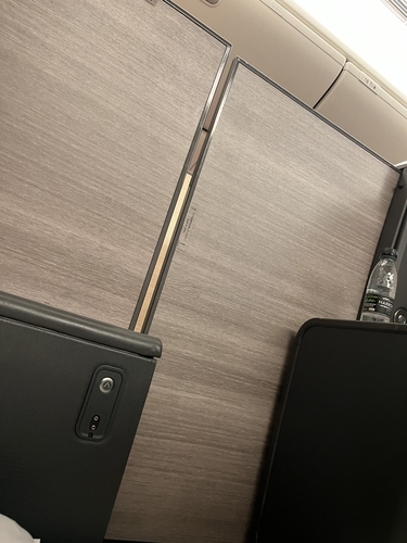 座席の通路部分の仕切り