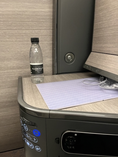 ビジネスクラスの水