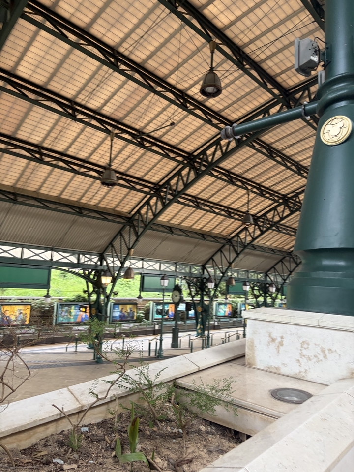 香港ディズニーランド駅　スロープ