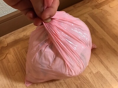 f:id:co2maa:20190128170747j:image オムツが臭わない袋にオムツを入れたところ