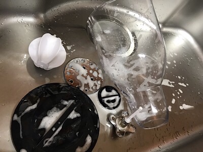 f:id:co2maa:20190213154143j:plain フードディスペンサーを洗う