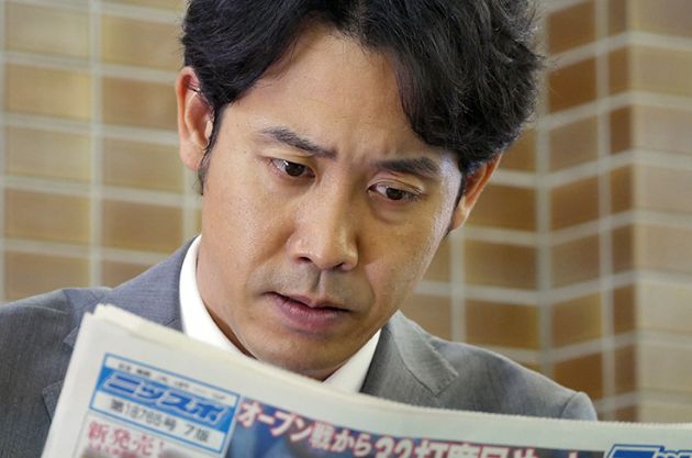 新聞を読む君嶋