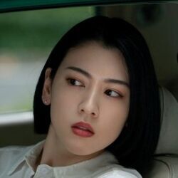 アン（安梨鶴奈）/ 三吉彩花