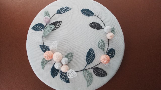 立体刺繍の野の花のリースブローチ(ビオラ.いちご.マーガレット