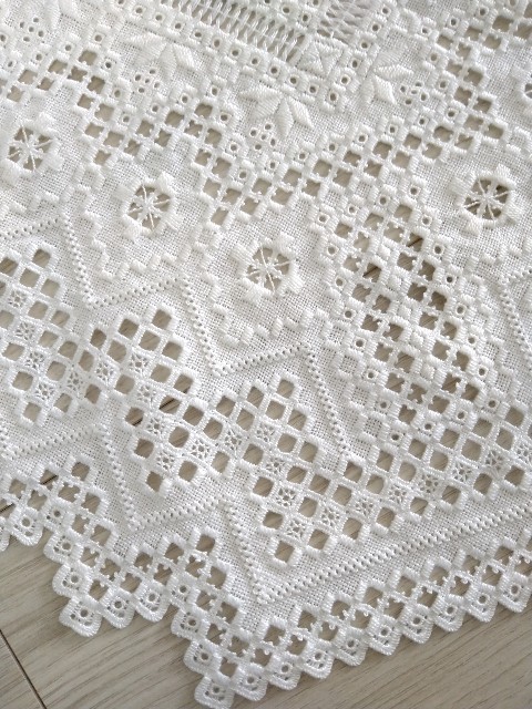 ★20％OFF★ハーダンガー刺繍（ハンドメイド）テーブルクロス 40x110cm 白いハーダンガー刺繍のテーブルクロス - cocona1356の日記