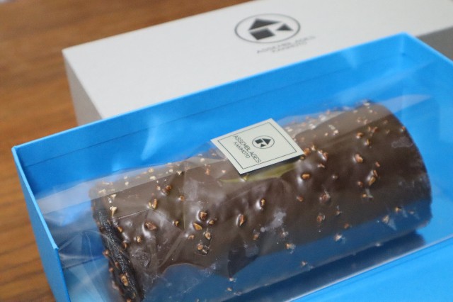 お取り寄せスイーツ 京都の名店カキモトでチョコレートのロールケーキ 太ってもケーキに埋もれたい