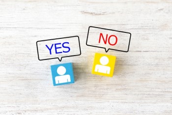 白い背景にYESとNOを発する人型の置物