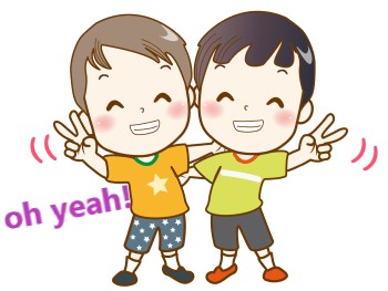 肩を組んでピースサインをする２人の男の子