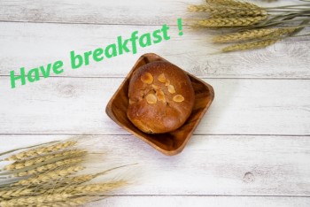 白い背景に美味しそうなパンと麦の穂