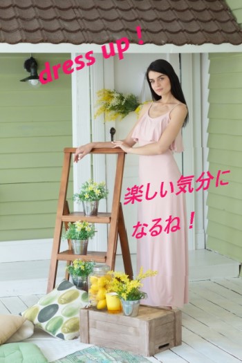 ピンクのドレスを着た女性とペパーミントグリーンの部屋
