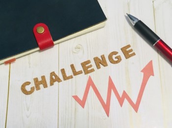 ノートとペンと「CHALLENGE」の英語の文字