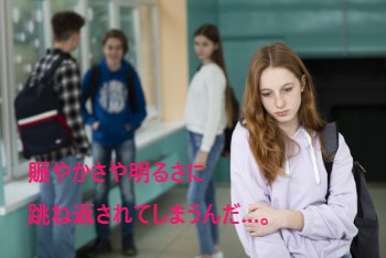 学校の廊下で腕を組んで落ち込む女の子