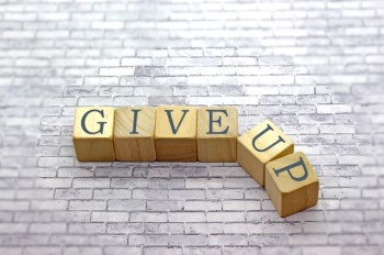 白い背景にGIVE UPの文字