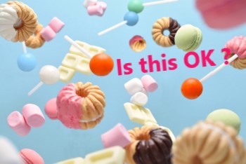 水色の背景にたくさん散らばるお菓子