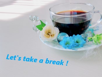白いテーブルにガラスのカップに淹れられたコーヒー
