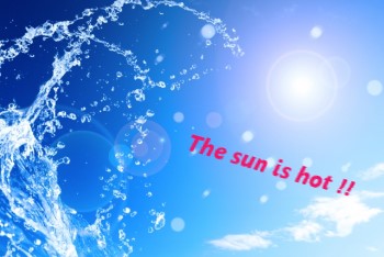 青空に太陽とはねる水しぶき