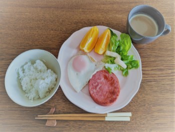 ハムステーキと目玉焼きの朝食