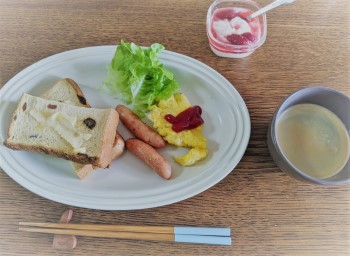 スクランブルエッグとトーストの朝食