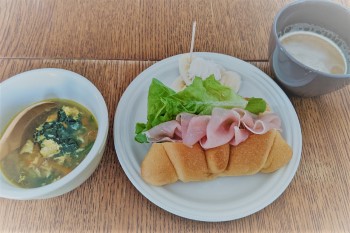 スープと生ハムサンドイッチの朝食