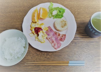 ベーコンとスクランブルエッグとご飯の朝食