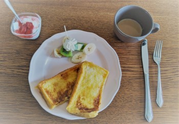 フレンチトーストとフルーツの朝食