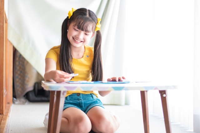 笑顔で勉強する女の子