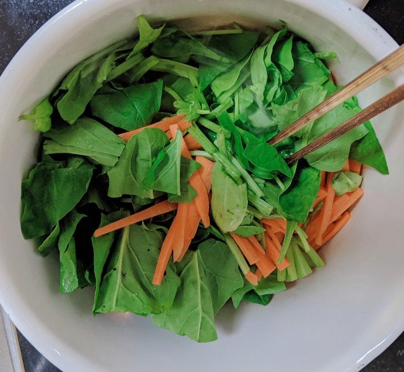 炒めたほうれん草