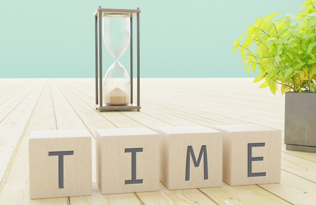 砂時計と「TIME」の積み木