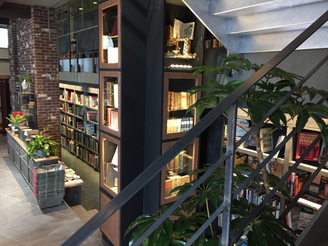 落ち着いたインテリアの本屋さん