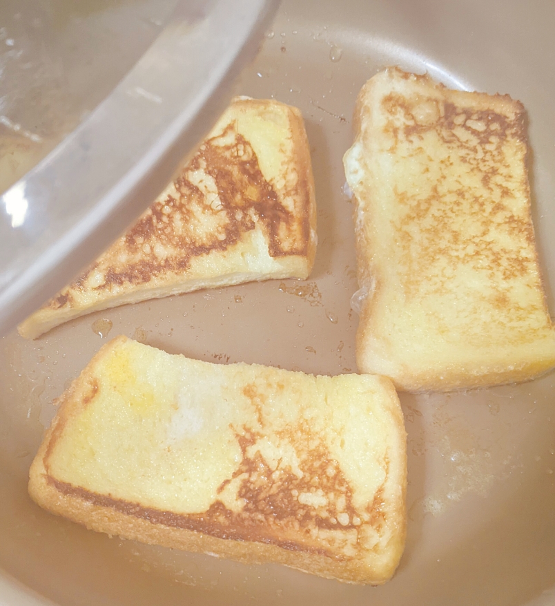 フライパンで焼いているフレンチトースト