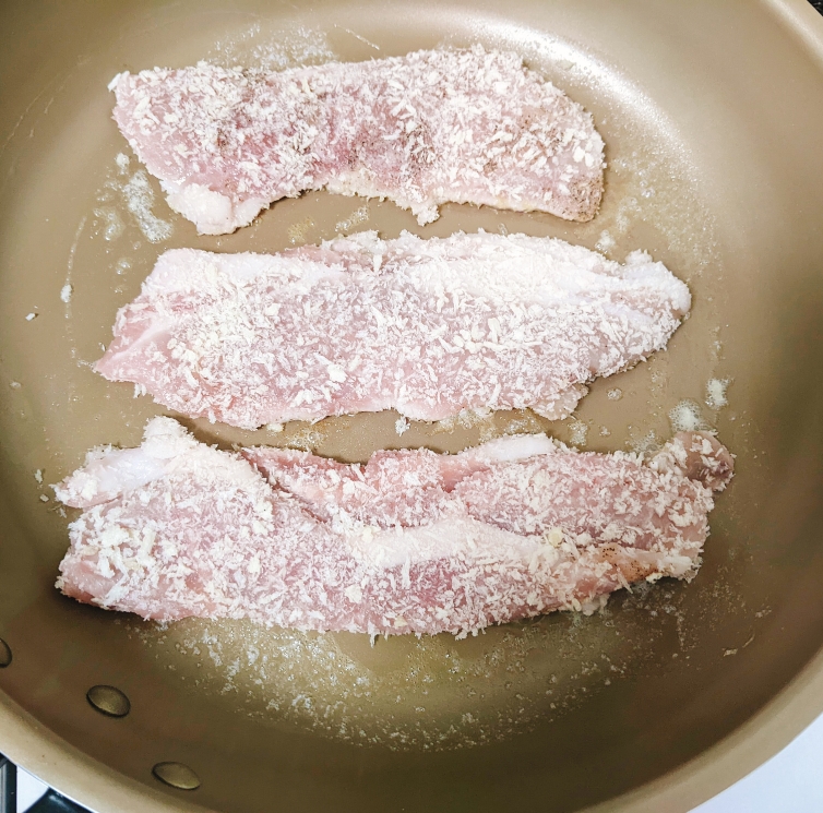 カツレツを焼いています