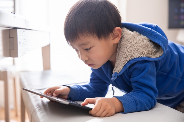 タブレットに夢中になる男の子