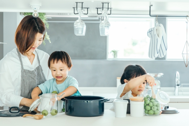 料理を手伝う子ども達