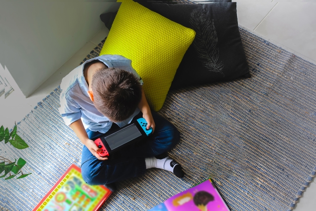 ゲームに夢中になる男の子