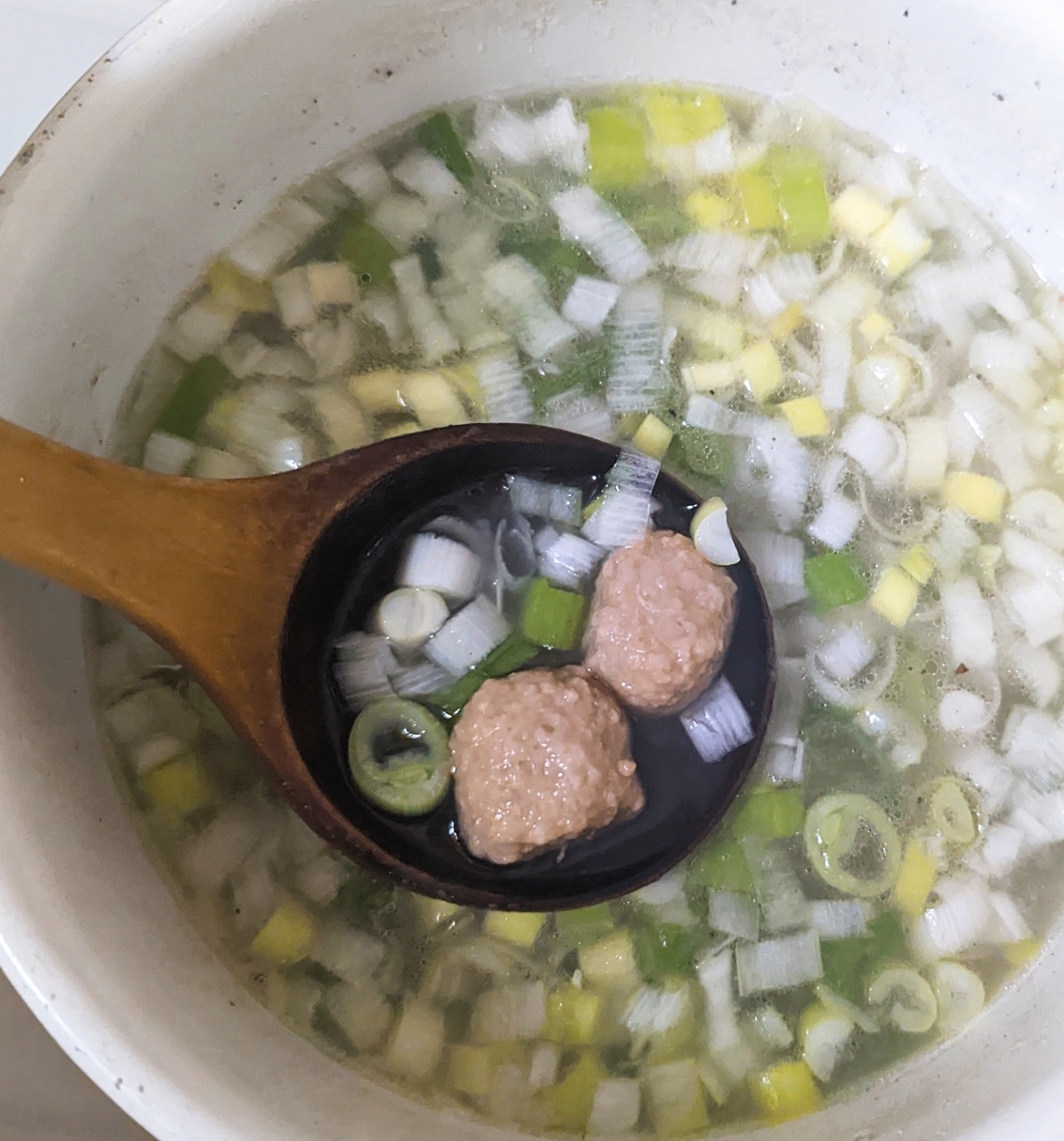 鶏がらスープの鶏団子とネギ