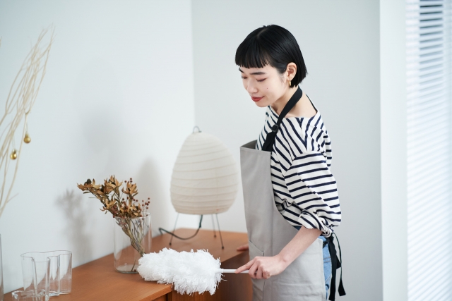 棚を掃除する女性