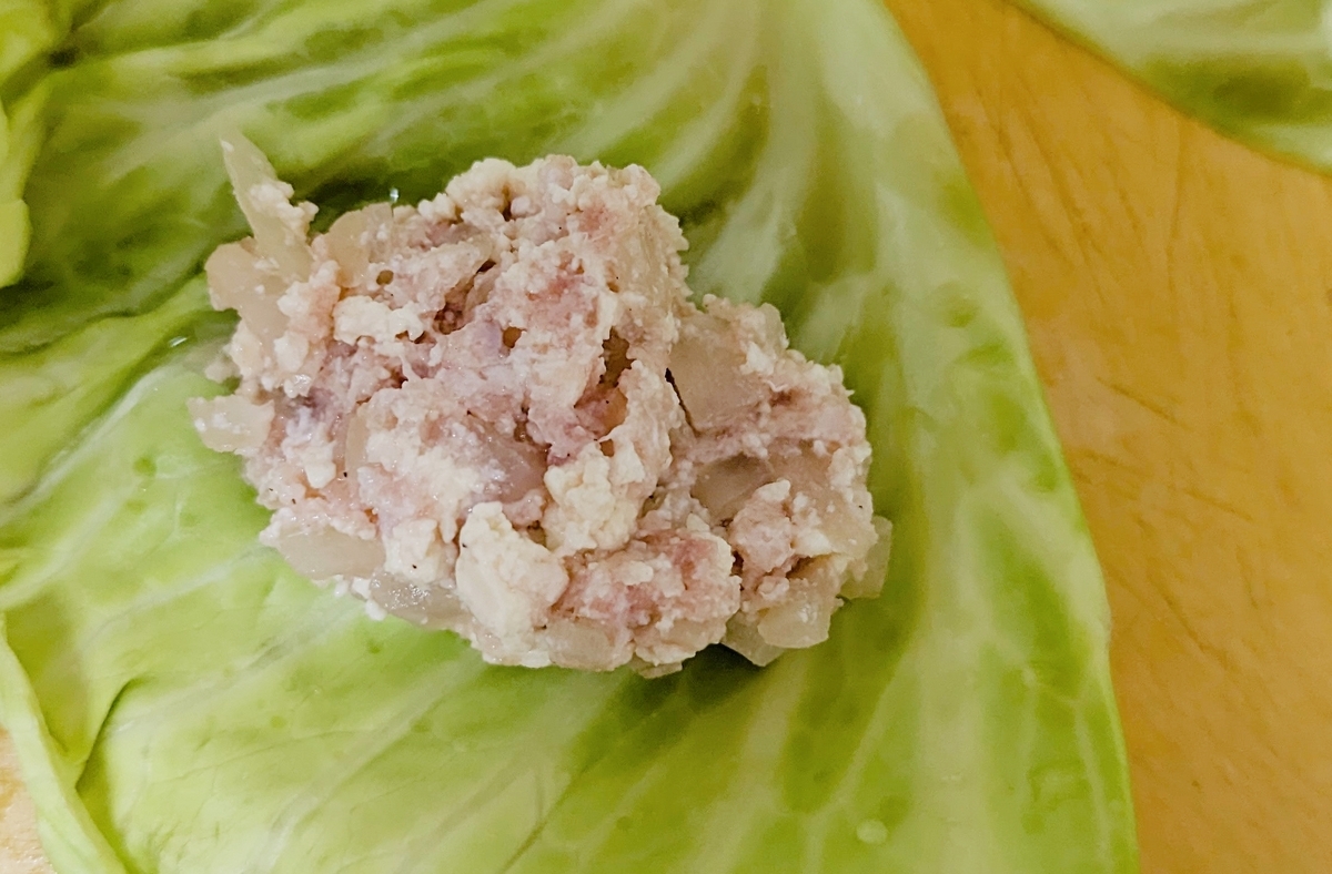 キャベツの葉の上の肉ダネ
