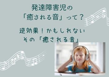 ライトグレーの背景にイヤホンで音楽を聴く女の子