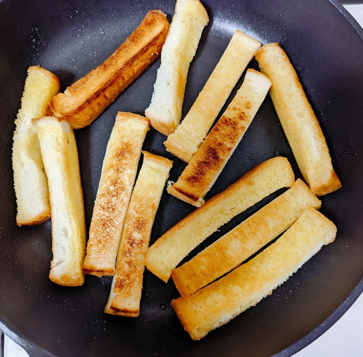 フライパンで食パンを揚げる