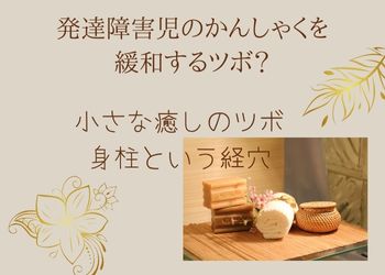ベージュの背景にタオルと藤のカゴ