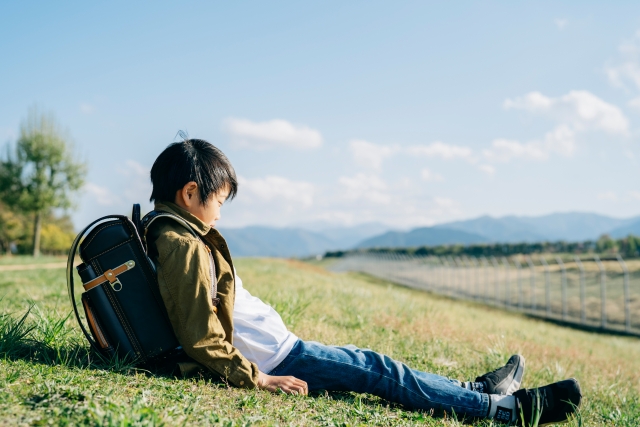 悩む小学生の男の子
