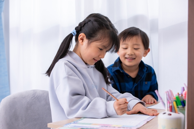 勉強する男の子と女の子