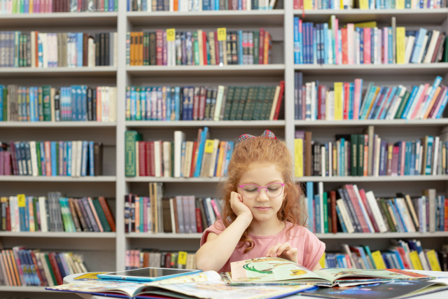図書室で本を読む女の子