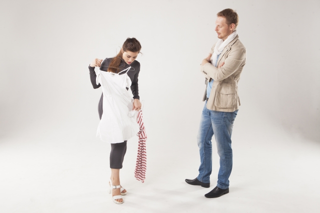洋服を当ててみる女性と見守る男性