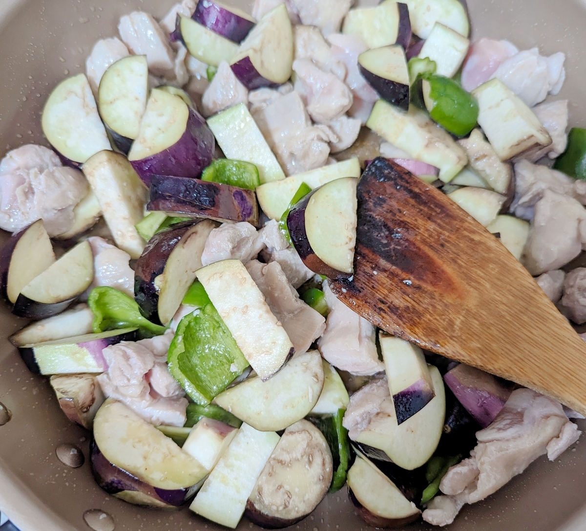 炒めた野菜と鶏肉