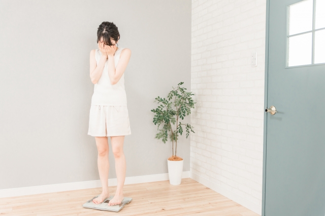 体重計にのる女性