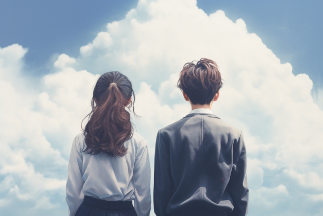 青空を見上げる男の子と女の子