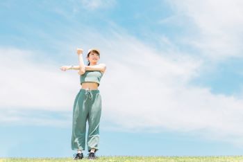 運動をする女性