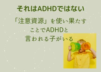 黄緑の背景にメガホンを持つ男の子