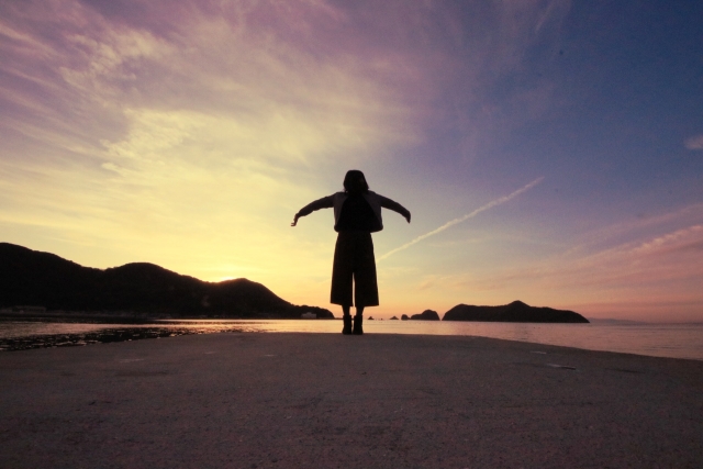 夕焼けの海で深呼吸